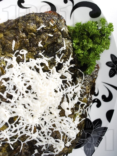 Задушена бяла риба в лозови листа със сирене - снимка на рецептата